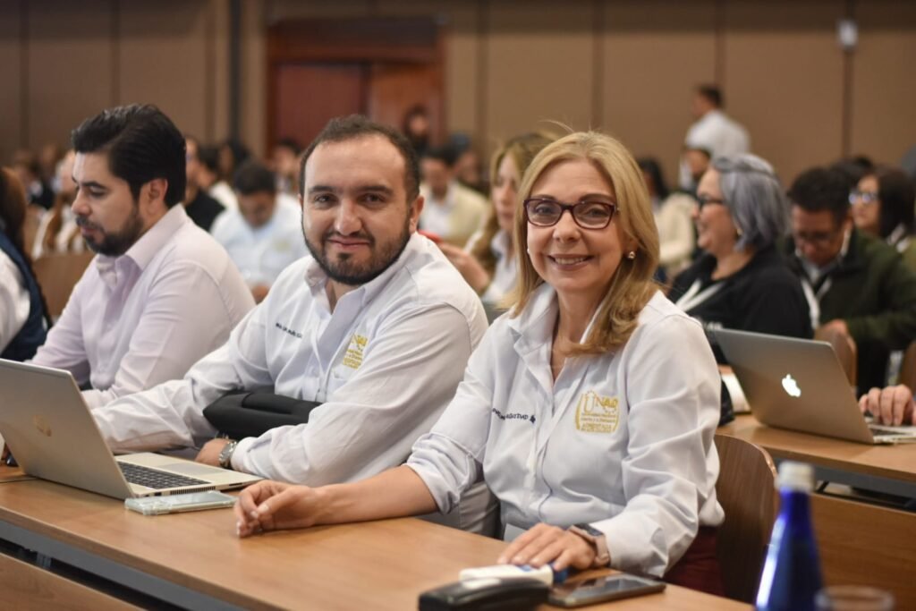 Constanza Abadía Vicerrectora Académica y de Investigación y Juan Chiriví, líder nacional de Investigación